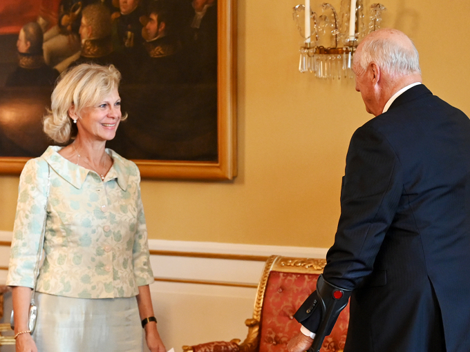 Sveriges ambassadør Ulla Cecilia Björner blir tatt imot av Kong Harald. Foto: Sven Gj. Gjeruldsen, Det kongelige hoff